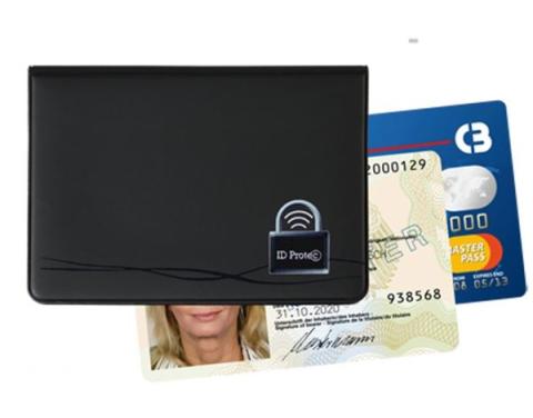 schwarze RFID-Schutzhülle mit einer Bankkarte und einem Personalausweis im Hintergrund