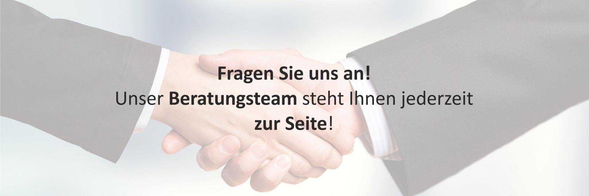 Zwei Menschen geben sich die Hand im Hintergrund, Text überlagert das Bild – Symbol für Zusammenarbeit und Kommunikation