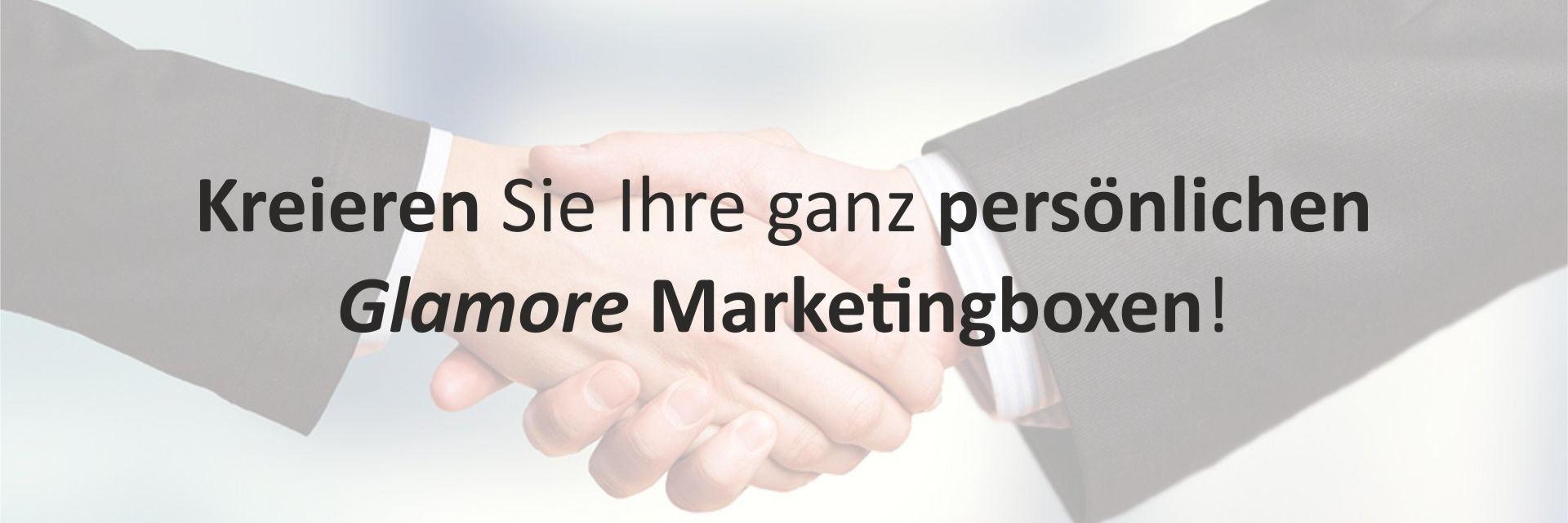 Zwei Menschen geben sich die Hand im Hintergrund, Text überlagert das Bild – Symbol für Zusammenarbeit und Kommunikation