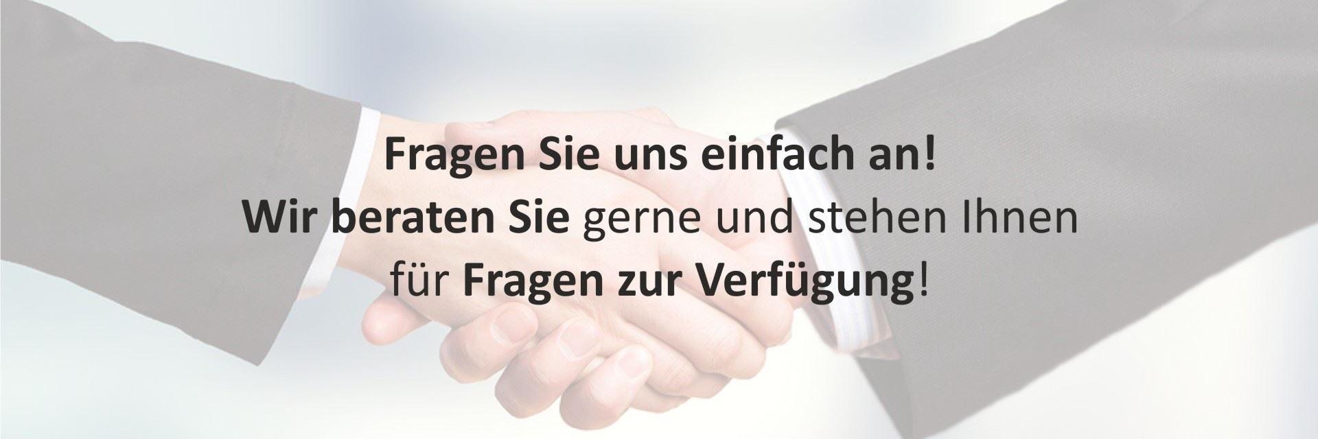 Zwei Menschen geben sich die Hand im Hintergrund, Text überlagert das Bild – Symbol für Zusammenarbeit und Kommunikation