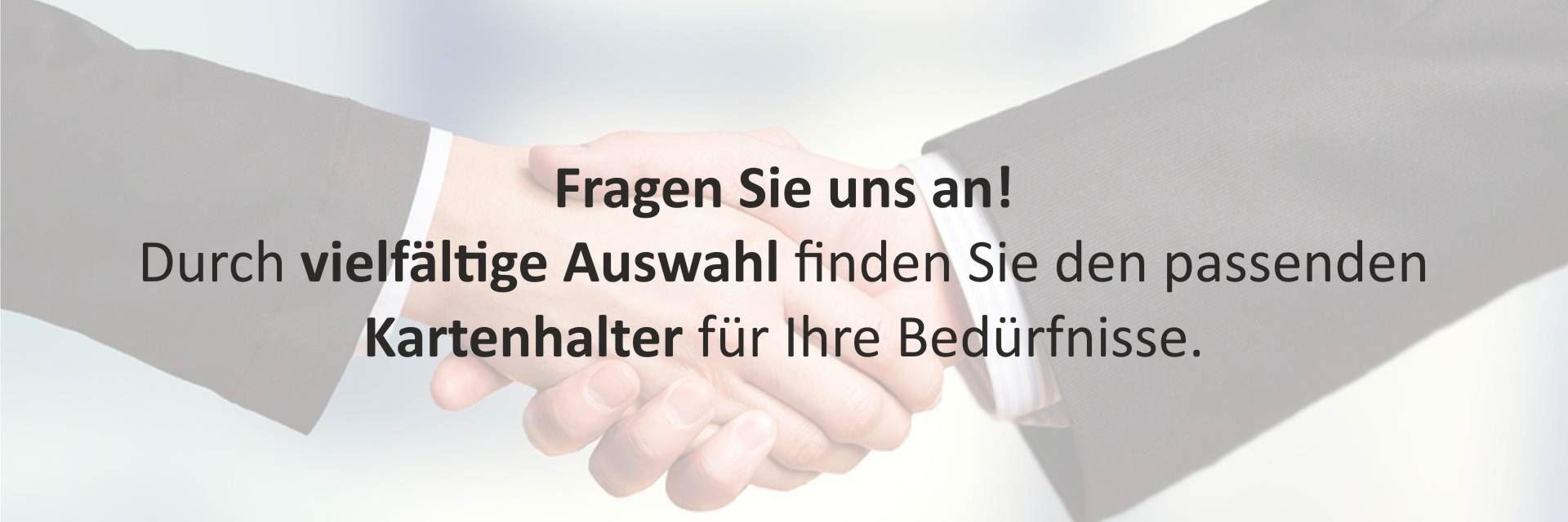 Zwei Menschen geben sich die Hand im Hintergrund, Text überlagert das Bild – Symbol für Zusammenarbeit und Kommunikation