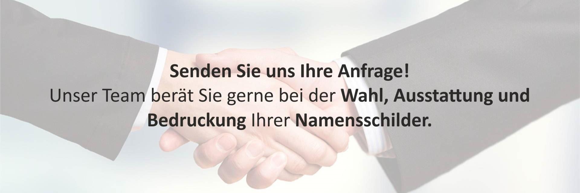 Zwei Menschen geben sich die Hand im Hintergrund, Text überlagert das Bild – Symbol für Zusammenarbeit und Kommunikation