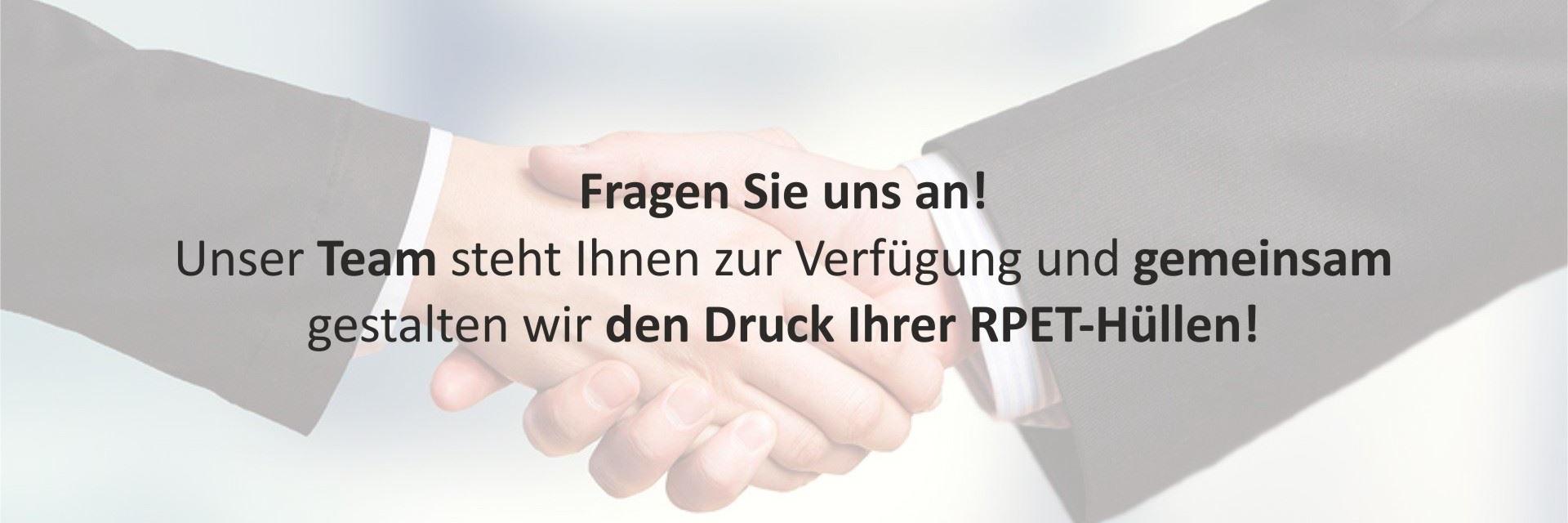 Zwei Menschen geben sich die Hand im Hintergrund, Text überlagert das Bild – Symbol für Zusammenarbeit und Kommunikation