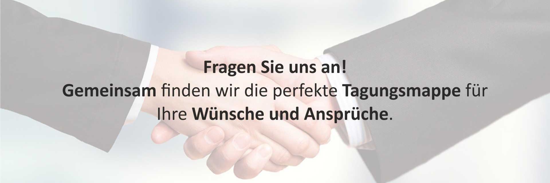 Zwei Menschen geben sich die Hand im Hintergrund, Text überlagert das Bild – Symbol für Zusammenarbeit und Kommunikation