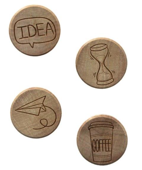 Magente aus Holz mit verschiedenen Gravuren