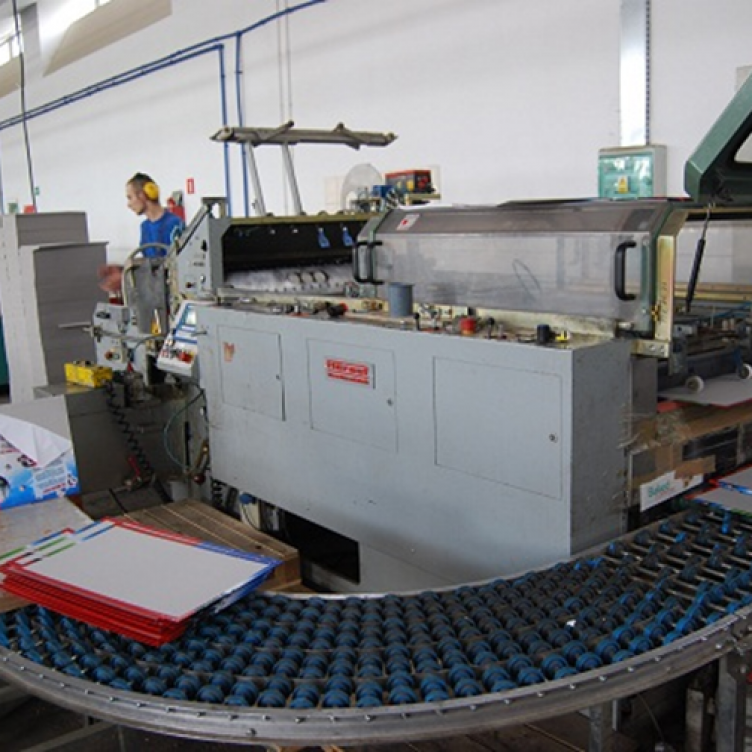 Herstellung kaschierter oder cellophanierter Produkte