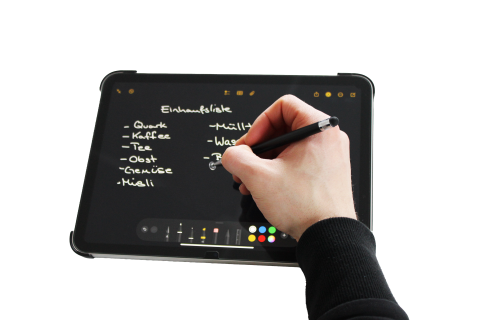 Tablet, auf dem mit einem Touchscreen Stift geschrieben wird